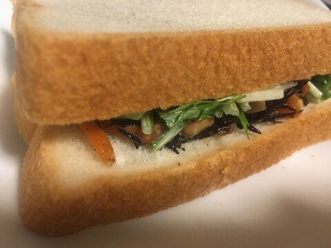 ひじき煮と水菜のサンドイッチ